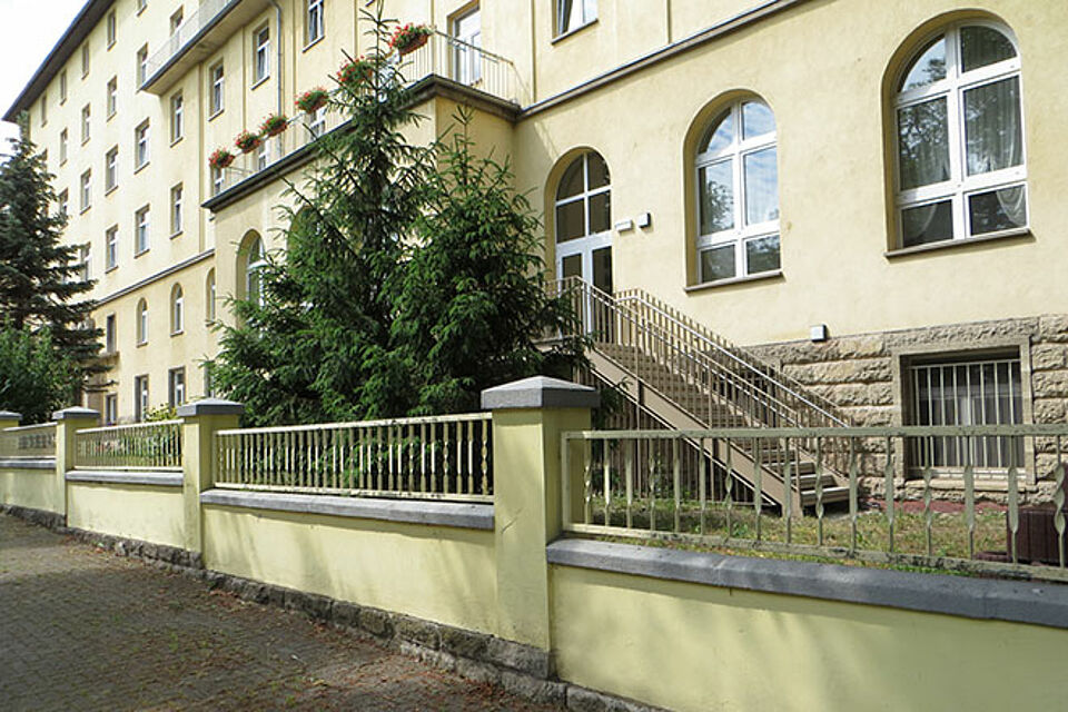 Blick auf Vorderseite Christianenheim von Ecke Arnstädter Straße/Heinrich-Heine-Straße aus