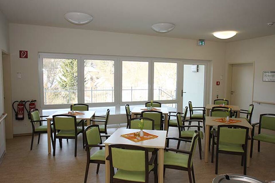 Gedeckte Tische und Stühle