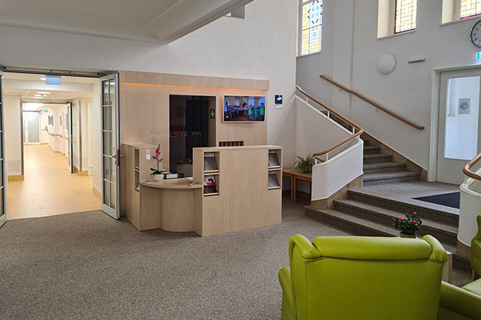 Foyer im Christianenheim mit Rezeption und Treppenaufgang zu den oberen Etagen