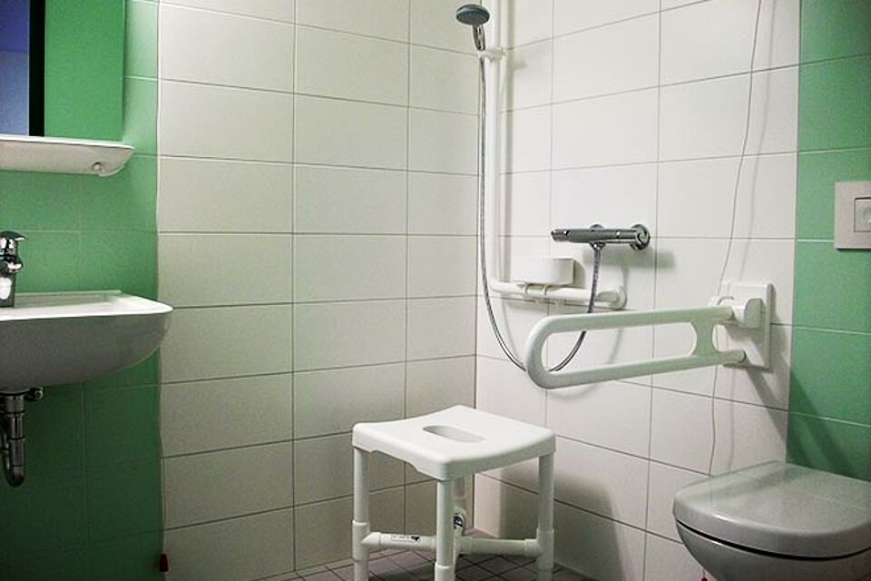 Barrierefreies Bad - Toilette mit Haltegriff, Hocker und Waschbecken