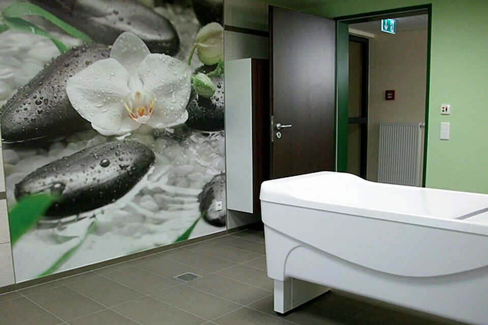 Badewanne im Raum mit asiatisch gestalteten Wänden