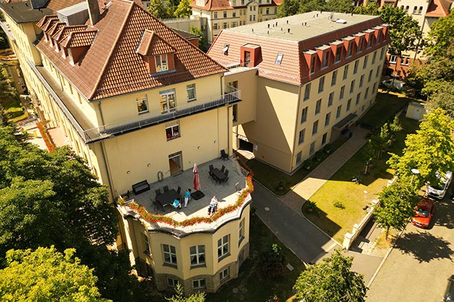 Luftansicht auf den Nordflügel und den Neubau des Christianenheims, Blickwinkel Ecke Arnstädter Straße/Heinrich-Heine-Straße