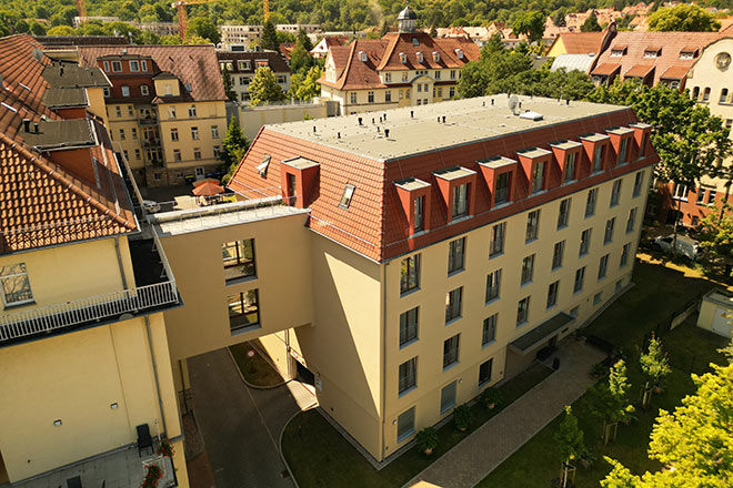 Luftansicht auf den Neubau an der Straßenseite Heinrich-Heine-Straße